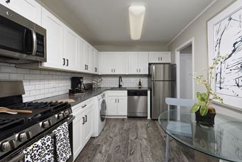 Fully equipped eat-in kitchen